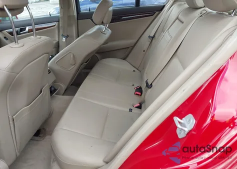 2014 Mercedes-Benz C 250 Sport z USA, uszkodzony, nr VIN WDDGF4HB2EA932699